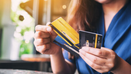כמה כרטיסי אשראי כדאי להחזיק? המדריך המלא לניהול חכם של כרטיסים