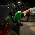 סגירת מצר הורמוז 2026: כמה יעלה הבנזין ואיך להגן על הכסף שלכם?