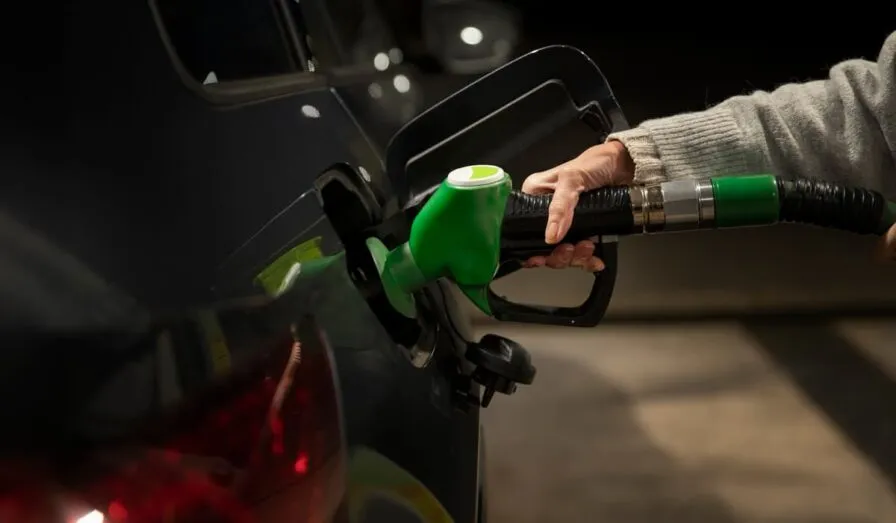 סגירת מצר הורמוז 2026: כמה יעלה הבנזין ואיך להגן על הכסף שלכם?